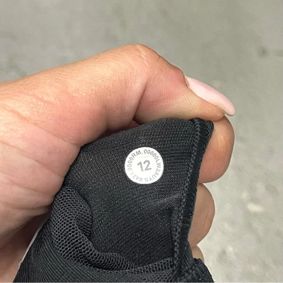 Women’s Lululemon Energy Black Sports Bra Sz 12 training gym workout pilates - Picture 8 of 9